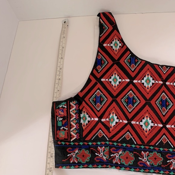 Urmoda front zip cropped top/vest w/a touch of Boho styling ,red white multi - Picture 5 of 6